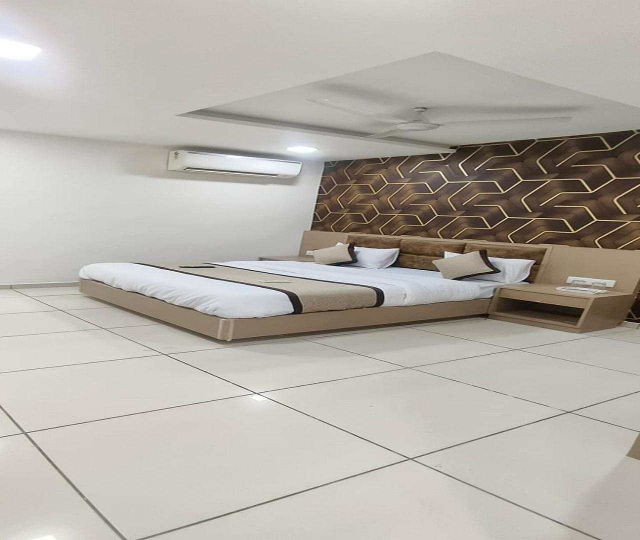 Hotel Nest View Ahmedabad Bagian luar foto