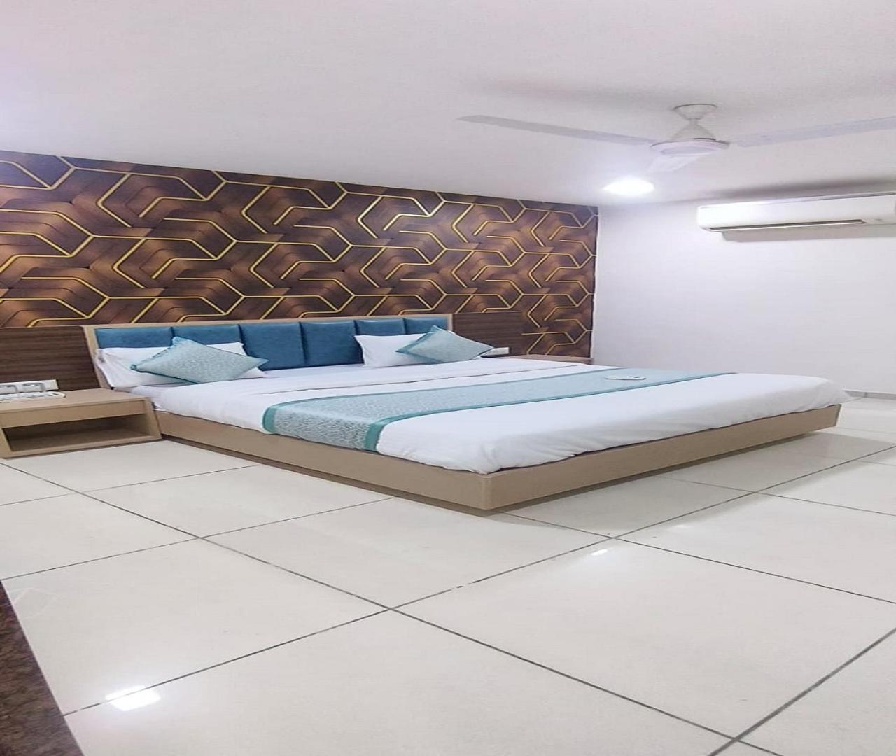 Hotel Nest View Ahmedabad Bagian luar foto