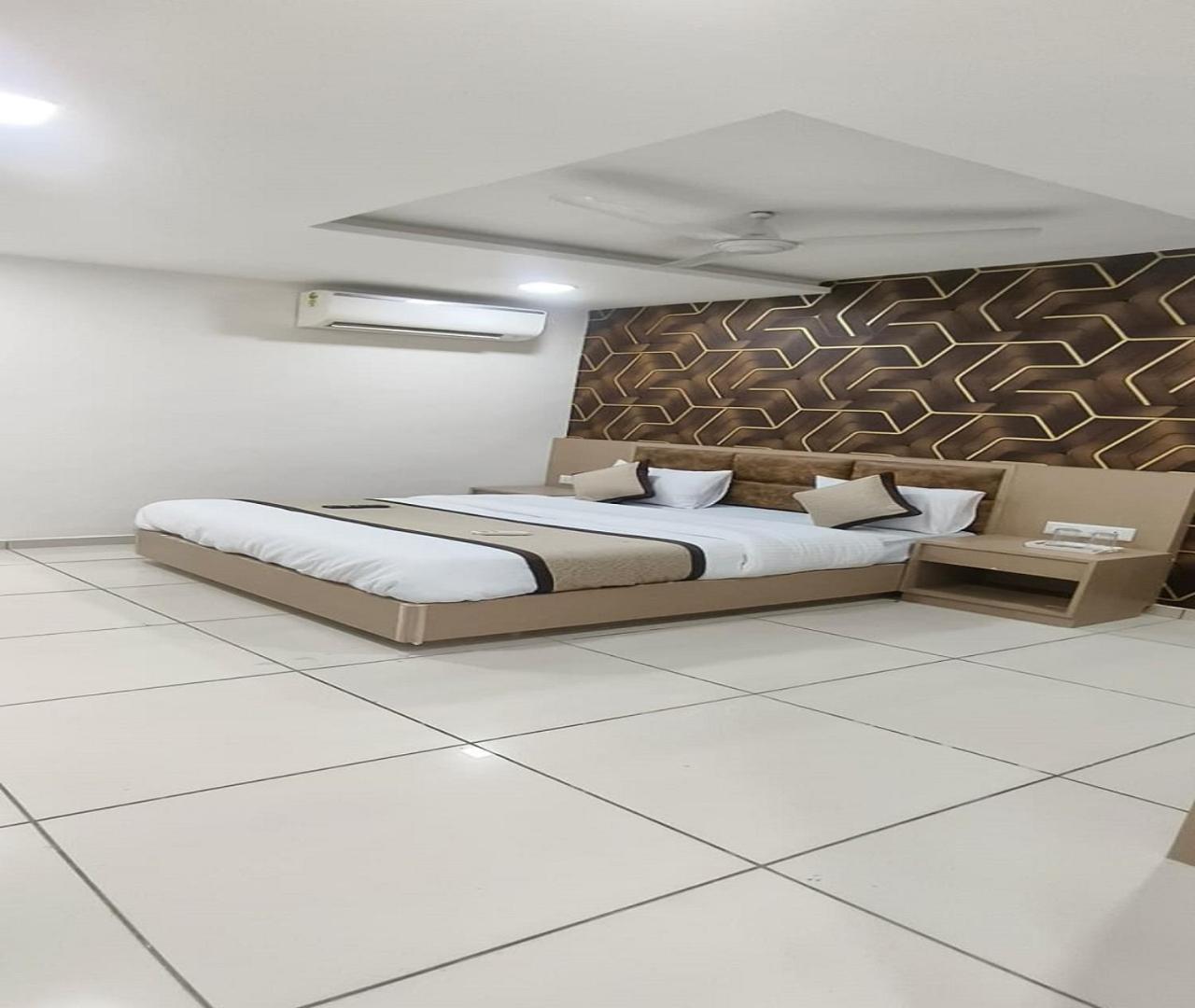 Hotel Nest View Ahmedabad Bagian luar foto