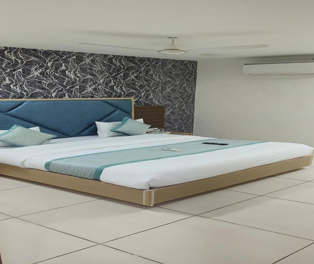Hotel Nest View Ahmedabad Bagian luar foto