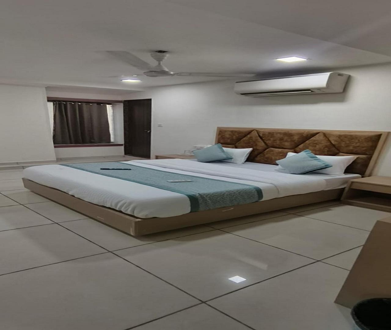 Hotel Nest View Ahmedabad Bagian luar foto
