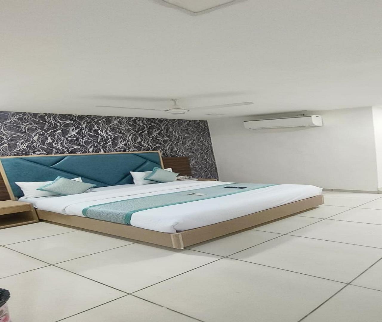 Hotel Nest View Ahmedabad Bagian luar foto